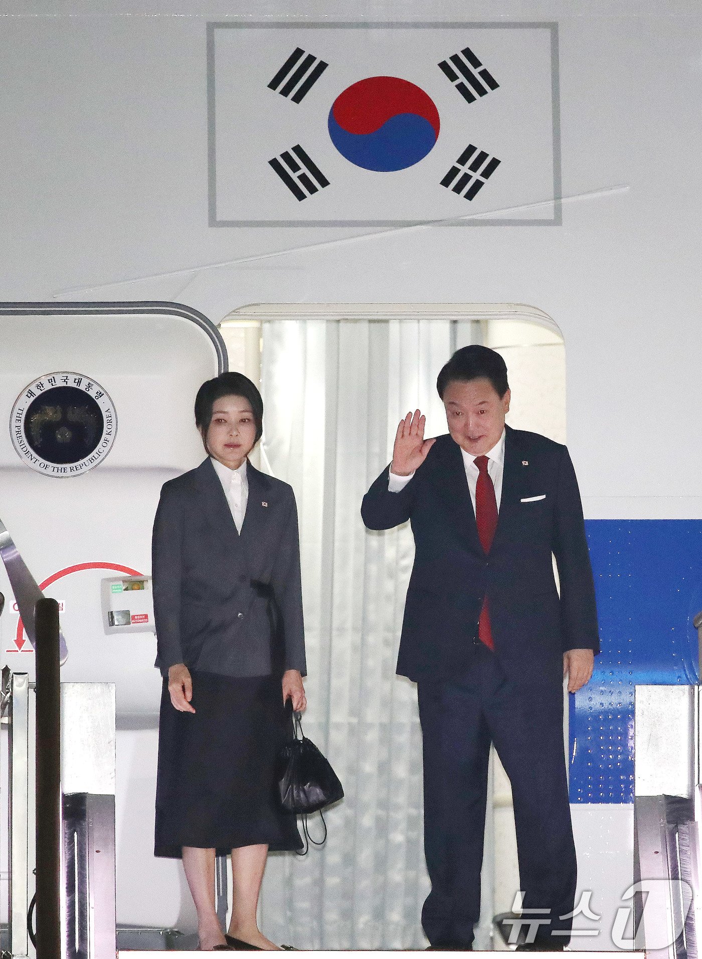 본문 이미지 - 윤석열 대통령과 김건희 여사가 8일 경기 성남시 서울공항에서 공군1호기에 올라 인사하고 있다. 윤 대통령은 이번 미국 순방&#40;8~11일&#41;을 통해 북대서양조약기구&#40;NATO·나토&#41; 정상회의에 참석해 국제 안보 협력에 대한 논의를 본격화하고, 최근 군사 협력을 강화하고 있는 북한과 러시아를 상대로 강력한 메시지를 낼 예정이다. 한·미·일 3국 정상회담 성사 여부에도 관심이 쏠린다. 2024.7.8/뉴스1 ⓒ News1 임세영 기자