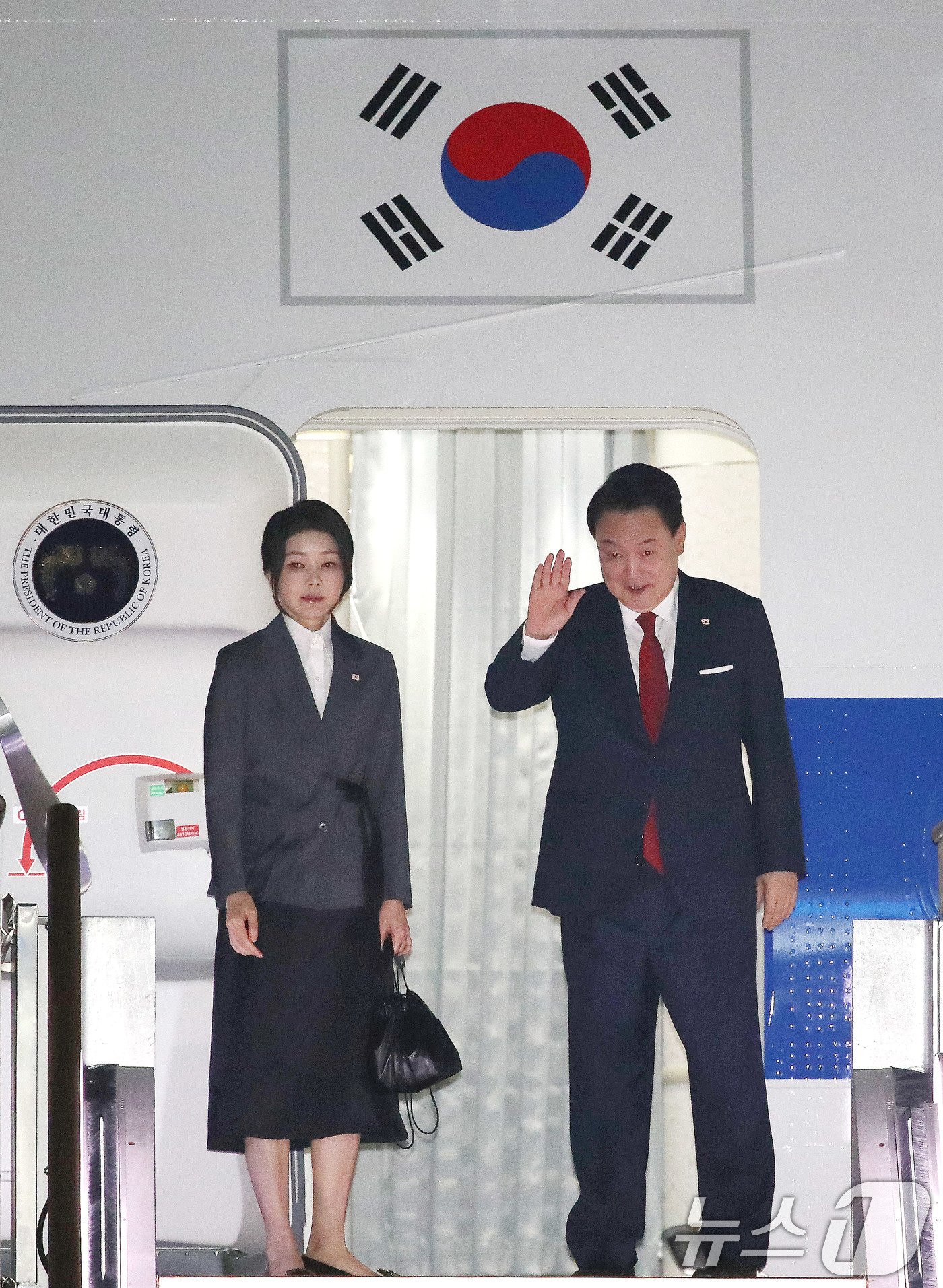 윤석열 대통령과 김건희 여사가 8일 경기 성남시 서울공항에서 공군1호기에 올라 인사하고 있다. 윤 대통령은 이번 미국 순방&#40;8~11일&#41;을 통해 북대서양조약기구&#40;NATO·나토&#41; 정상회의에 참석해 국제 안보 협력에 대한 논의를 본격화하고, 최근 군사 협력을 강화하고 있는 북한과 러시아를 상대로 강력한 메시지를 낼 예정이다. 한·미·일 3국 정상회담 성사 여부에도 관심이 쏠린다. 2024.7.8/뉴스1 ⓒ News1 임세영 기자