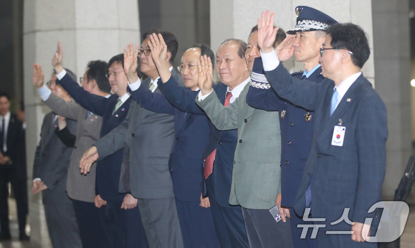 (성남=뉴스1) 임세영 기자 = 황우여 국민의힘 비상대책위원장과 추경호 원내대표 비롯한 환송인사들이 8일 경기 성남시 서울공항에서 북대서양조약기구(NATO·나토) 정상회의에 참석을 …