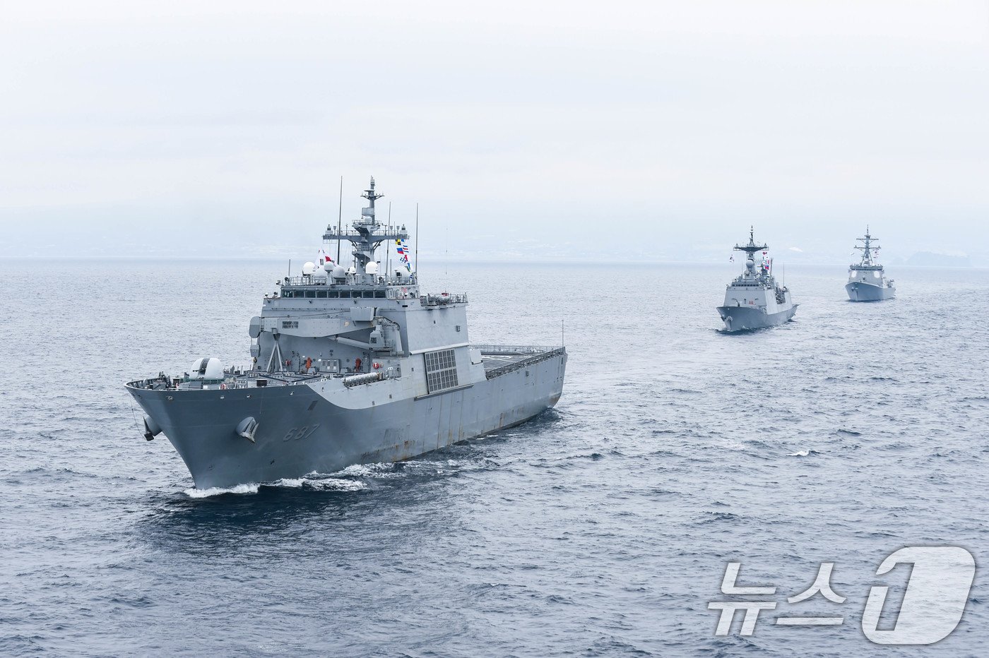 본문 이미지 - 지난달 7일(현지시각) 천자봉함(앞쪽), 충무공이순신함(가운데), 율곡이이함(뒤쪽)이 환태평양훈련 참가 차 하와이로 이동하고 있다. (해군 제공) 2024.7.9/뉴스1