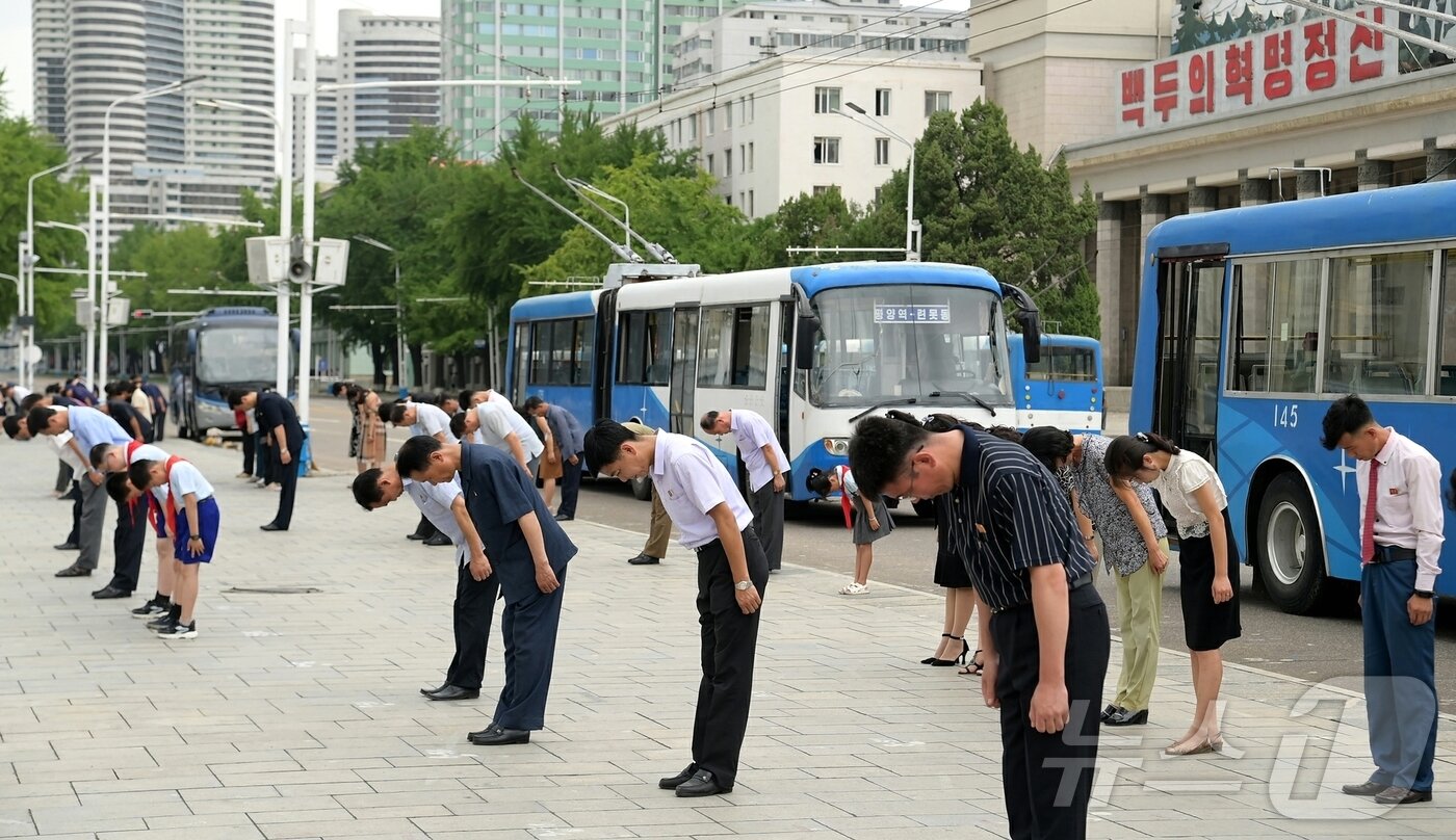 &#40;평양 노동신문=뉴스1&#41; = 묵상하는 북한 주민들. [국내에서만 사용가능. 재배포 금지. DB 금지. For Use Only in the Republic of Korea. Redistribution Prohibited] rodongphoto@news1.kr