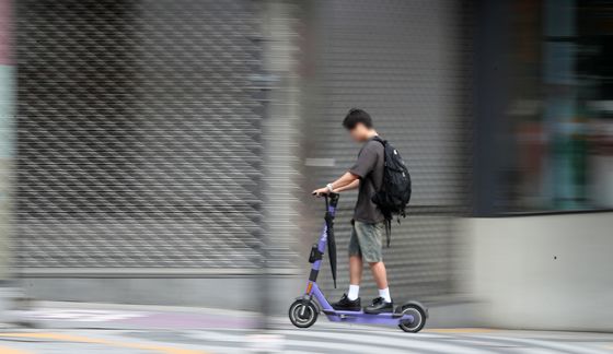 '킥보드 타다 응급실행' 10명 중 8명이 헬멧 미착용자