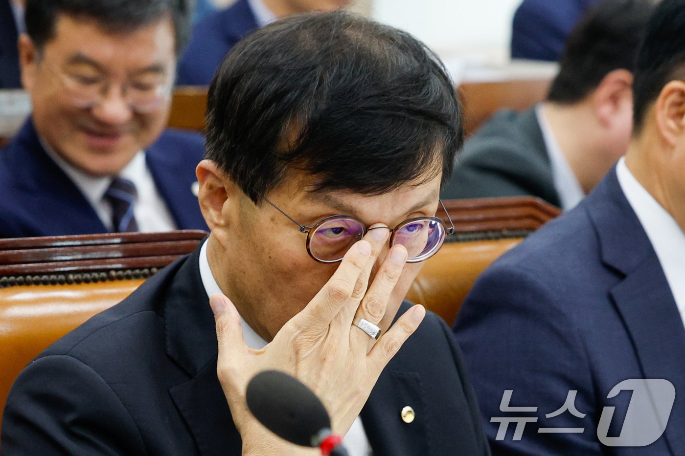 본문 이미지 - 이창용 한국은행 총재가 9일 서울 여의도 국회에서 열린 기획재정위원회 2차 전체회의에 출석해 안경을 고쳐쓰고 있다. 2024.7.9/뉴스1 ⓒ News1 안은나 기자
