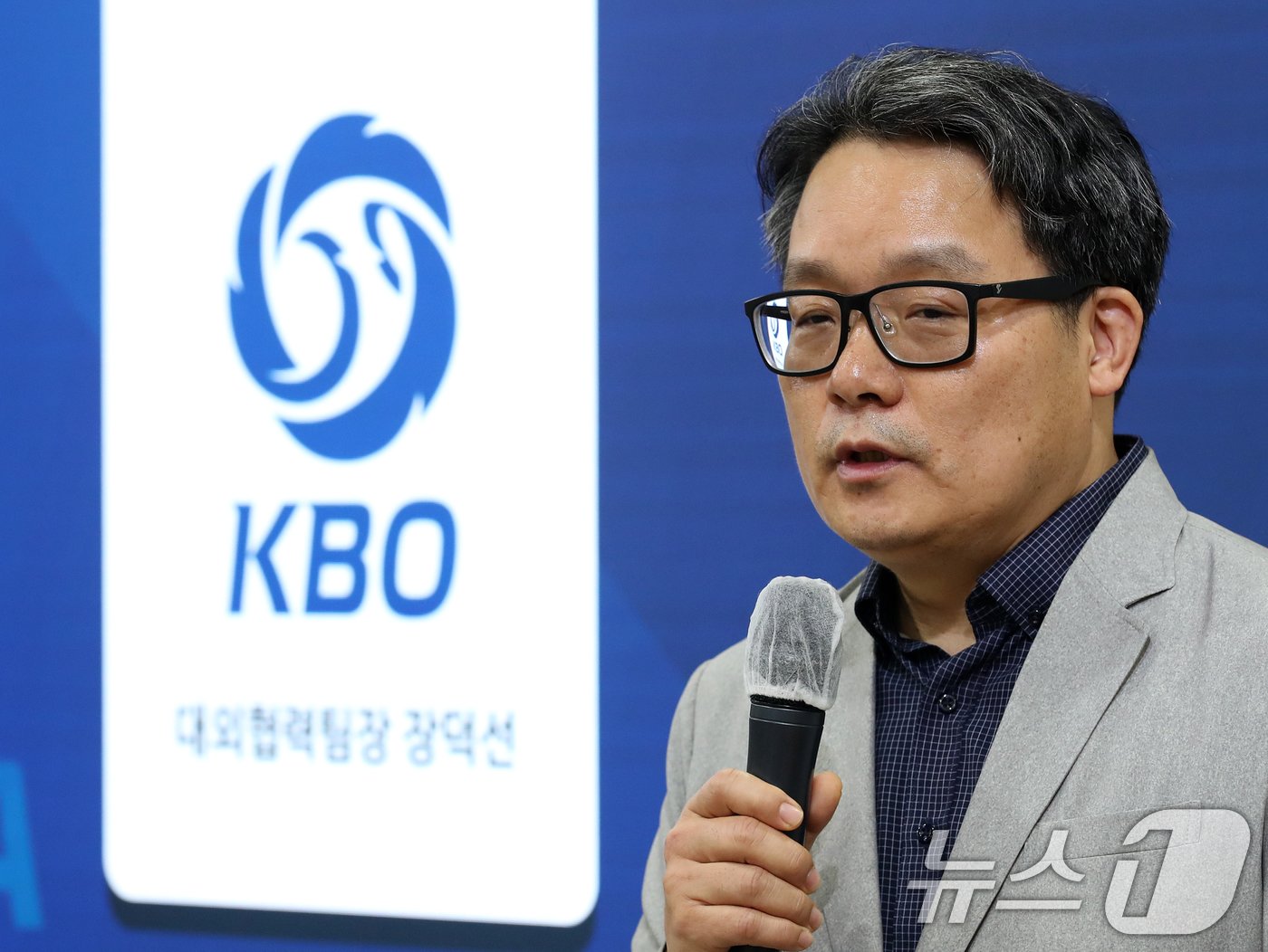 본문 이미지 - 9일 오전 서울 중구 서울시청에서 열린 잠실야구장 대체구장 조성 계획 관련 기자설명회에서 장덕선 KBO 대외협력팀장이 발언하고 있다. 2024.7.9/뉴스1 ⓒ News1 오대일 기자