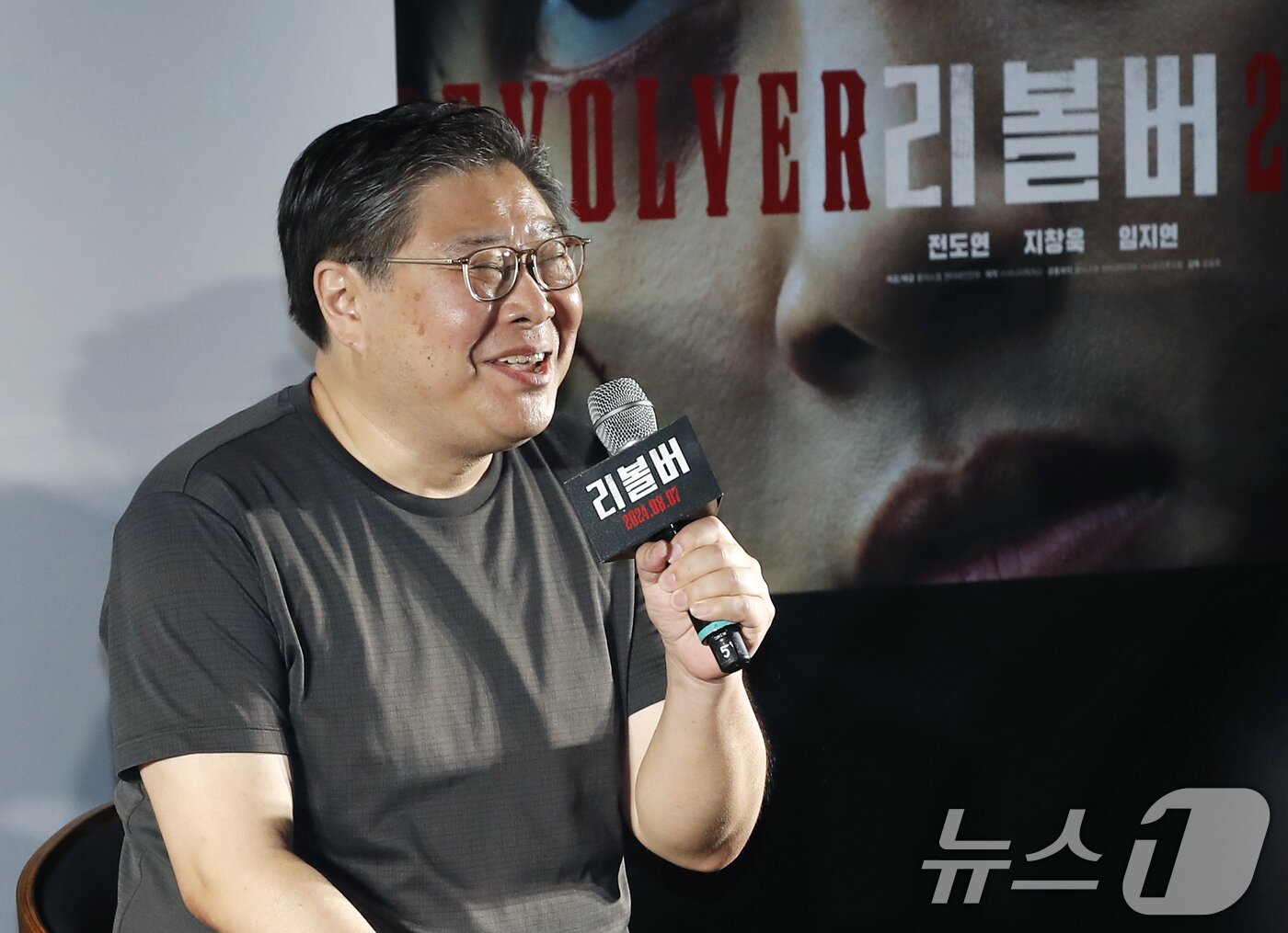 본문 이미지 - 오승욱 감독이 9일 서울 강남구 메가박스 코엑스에서 열린 영화 '리볼버' 제작보고회에서 인사말을 하고 있다. '리볼버'는 모든 죄를 뒤집어쓰고 교도소에 들어갔던 전직 경찰 수영(전도연 분)이 출소 후 오직 하나의 목적을 향해 직진하는 이야기를 그린 작품이다. 2024.7.9/뉴스1 ⓒ News1 권현진 기자