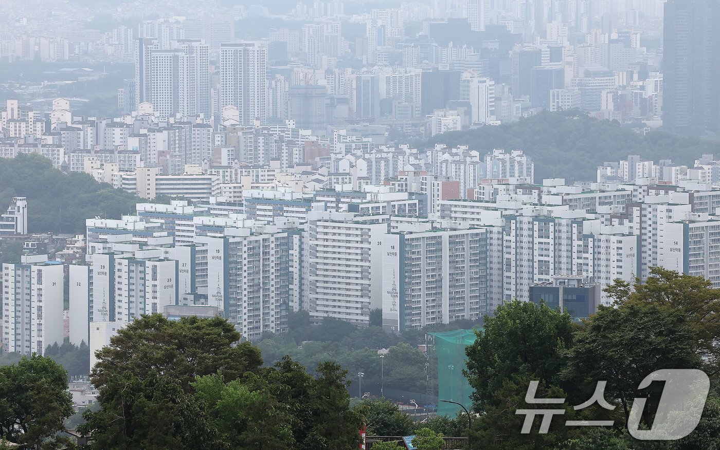  사진은 9일 서울 중구 남산에서 바라본 아파트 단지. 2024.7.9/뉴스1 ⓒ News1 김진환 기자