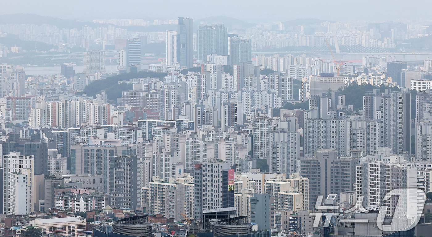 (서울=뉴스1) 김진환 기자 = 지난해 종합부동산세(종부세)의 약 70%를 납부자 상위 1%가 부담한 것으로 나타났다.9일 국회 행정안전위원회 소속 양부남 더불어민주당 의원이 국세 …