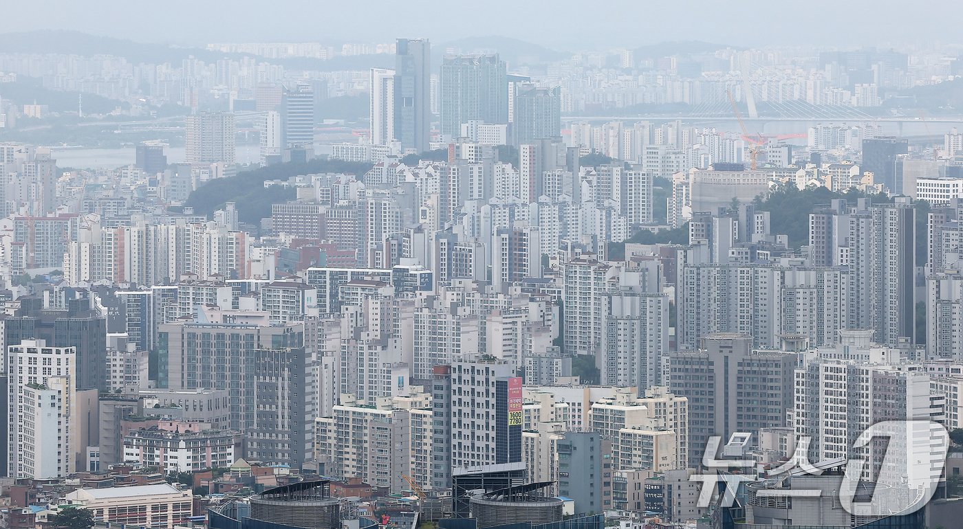  사진은 9일 서울 중구 남산에서 바라본 아파트 단지의 모습. 2024.7.9/뉴스1 ⓒ News1 김진환 기자