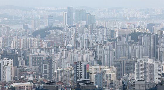 본문 이미지 - 서울 중구 남산에서 바라본 아파트 단지들. 2024.7.9/뉴스1 ⓒ News1 김진환 기자