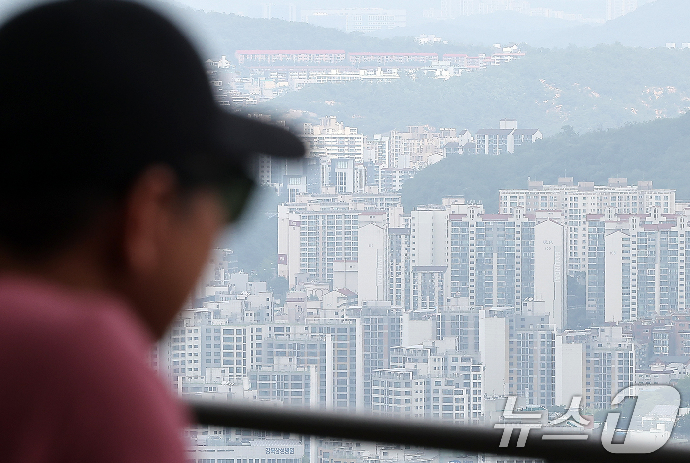 (서울=뉴스1) 김진환 기자 = 정부가 이르면 이번주 중 '부동산 안정 대응 방안'을 발표한다. 9월 스트레스 총부채원리금상환비율(DSR) 2단계 조치를 시행하고, 가계부채 증가세 …