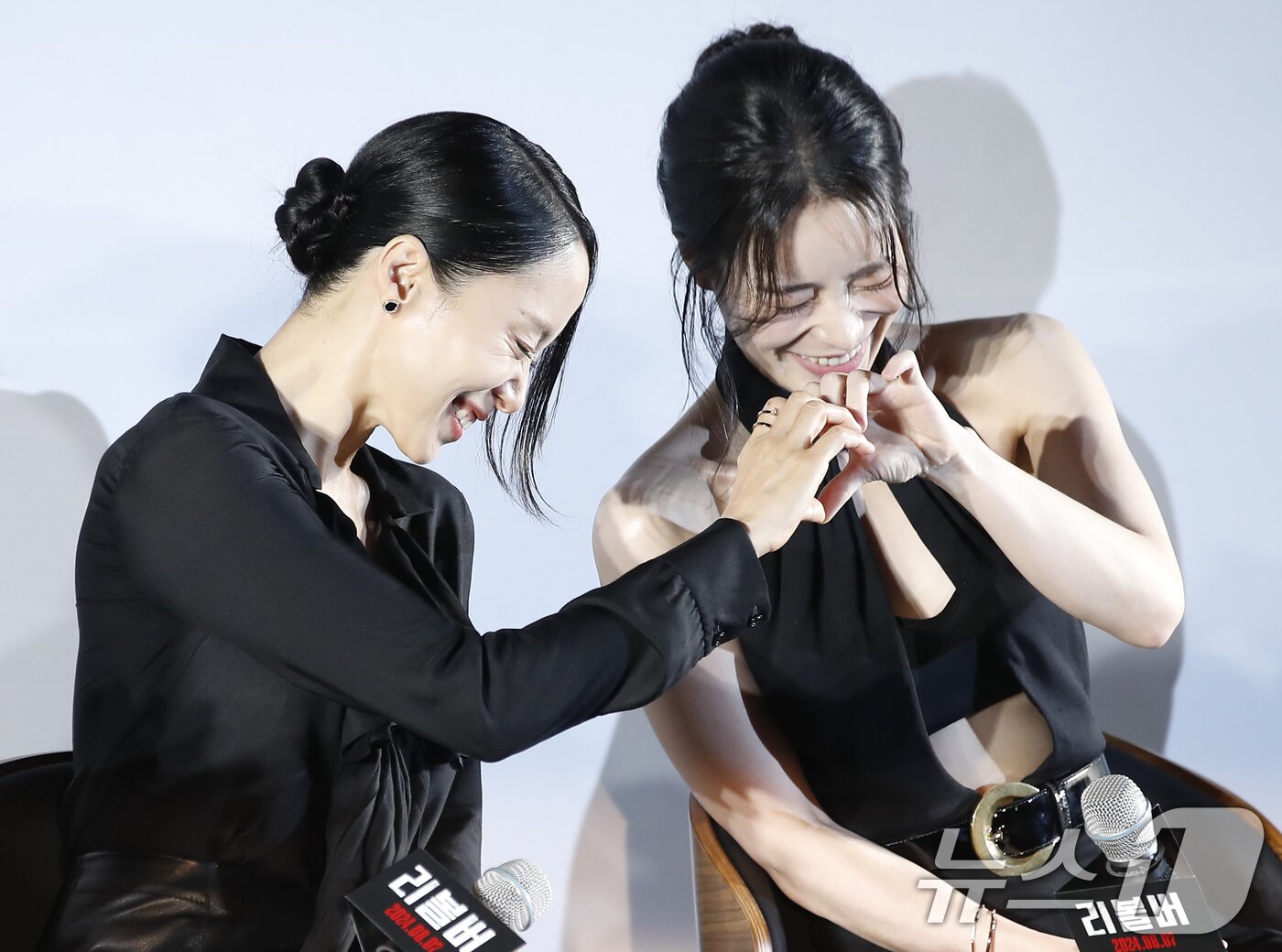 본문 이미지 - 배우 전도연과 임지연(오른쪽)이 9일 서울 강남구 메가박스 코엑스에서 열린 영화 '리볼버'(감독 오승욱) 제작보고회에서 포즈를 취하고 했다. '리볼버'는 모든 죄를 뒤집어쓰고 교도소에 들어갔던 전직 경찰 수영(전도연 분)이 출소 후 오직 하나의 목적을 향해 직진하는 이야기를 그린 작품이다. 2024.7.9/뉴스1 ⓒ News1 권현진 기자