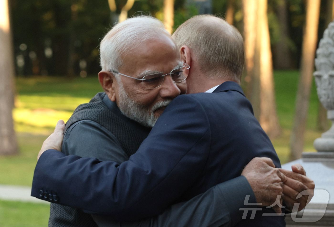 본문 이미지 - 8일(현지시간) 모스크바 외곽 노보오가리보 주 관저에서 블라디미르 푸틴 러시아 대통령과 나렌드라 모디 인도 총리가 비공식 회담을 갖고 서로 껴안으며 인사하고 있다. 2024.07.08/ ⓒ AFP=뉴스1 ⓒ News1 이강 기자