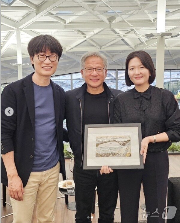 본문 이미지 - 이해진 의장이 네이버 글로벌투자책임자(GIO) 시기 최수연 네이버 대표와 젠슨 황 엔비디아 최고경영자(CEO)와 만났다.(네이버 인스타그램 갈무리)/뉴스1