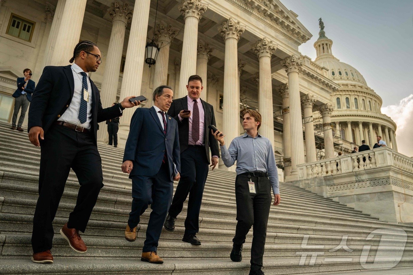 본문 이미지 - 8일(현지시간) 미국 워싱턴DC의 의사당에서 바이든 대통령 토론 이후 "민주당 내부에서 심각하게 이야기 중"이라고 말했던 하원의원 제이미 래스킨이 기자들과 이야기를 나누고 있다. 2024.07.09. ⓒ AFP=뉴스1 ⓒ News1 이강 기자