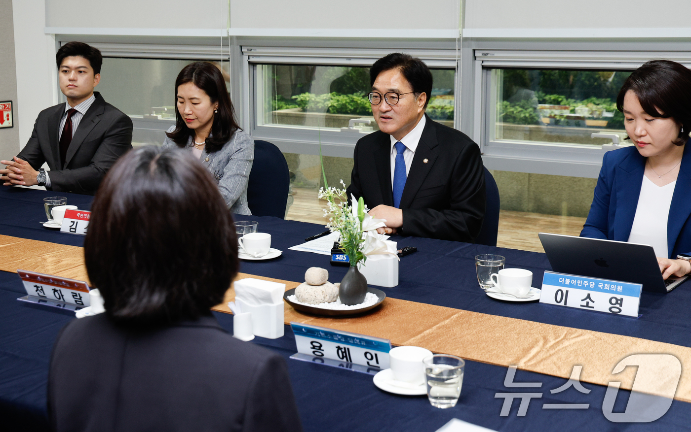 (서울=뉴스1) 안은나 기자 = 우원식 국회의장이 9일 서울 여의도 국회에서 기후특위 상설화를 촉구하는 22대 국회의원들(국민의힘 김용태·김소희, 더불어민주당 이소영, 조국혁신당 …