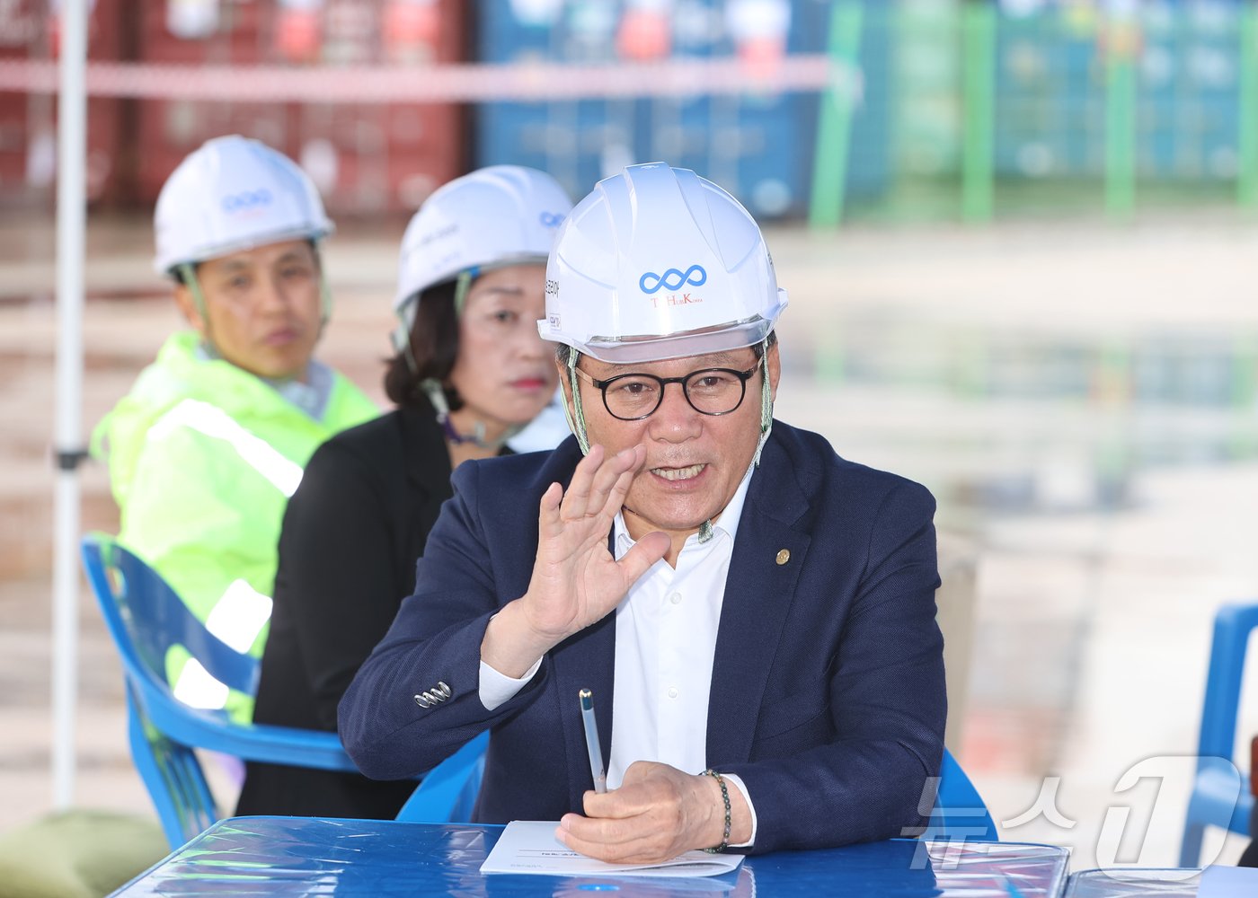 본문 이미지 - 김홍규 강릉시장이 8일 옥계항 개발현장에서 민선8기 후반기 첫 현장간부회의를 주재하고 있다.&#40;강릉시 제공&#41; 2024.7.8/뉴스1