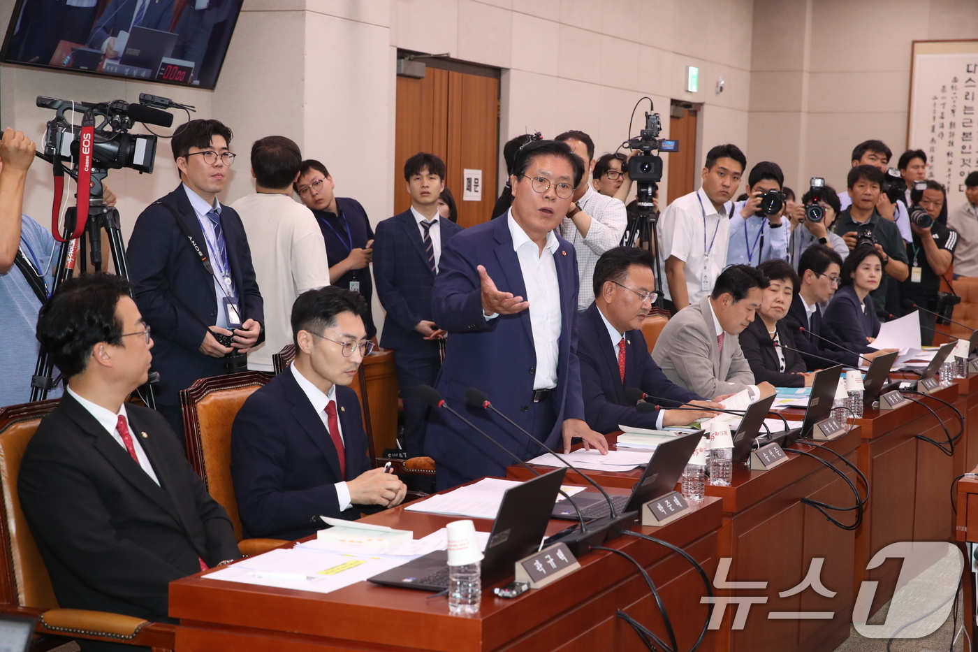 (서울=뉴스1) 이광호 기자 = 송석준 국민의힘 의원이 9일 오후 서울 여의도 국회에서 열린 법제사법위원회 전체회의에서 정청래 위원장에게 의사진행 발언을 요청하며 항의하고 있다. …