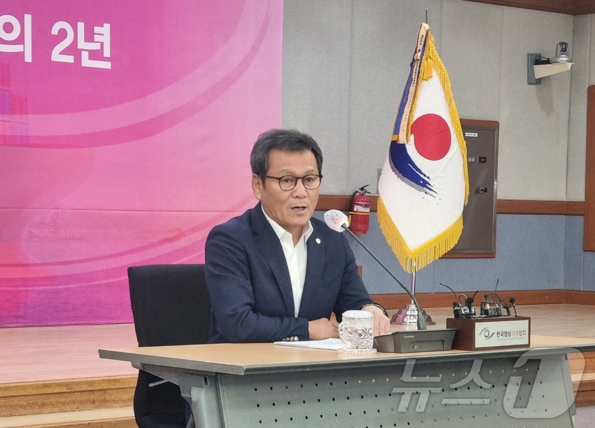 본문 이미지 - 김홍규 강원 강릉시장이 9일 시청 대회의실에서 열린 취임 2주년 기자회견에서 취재진에 질문에 답하고 있다.2024.7.9/뉴스1 윤왕근 기자