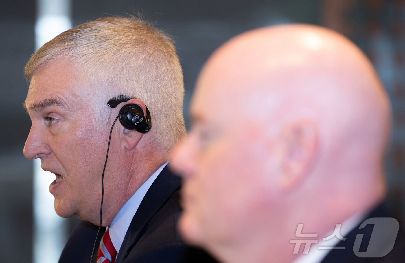 (서울=뉴스1) 이재명 기자 = 프레드 플라이츠 미국우선주의정책연구소(AFPI) 부소장이 9일 오후 서울 중구 웨스틴조선호텔에서 열린 미디어 인터뷰에서 취재진 질문에 답변하고 있다 …