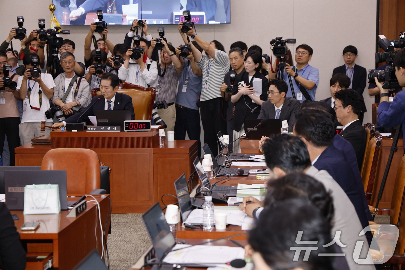 (서울=뉴스1) 안은나 기자 = 정청래 국회 법사위원장이 9일 오후 서울 여의도 국회에서 열린 법제사법위원회 전체회의에서 의사봉을 두드리고 있다. 2024.7.9/뉴스1