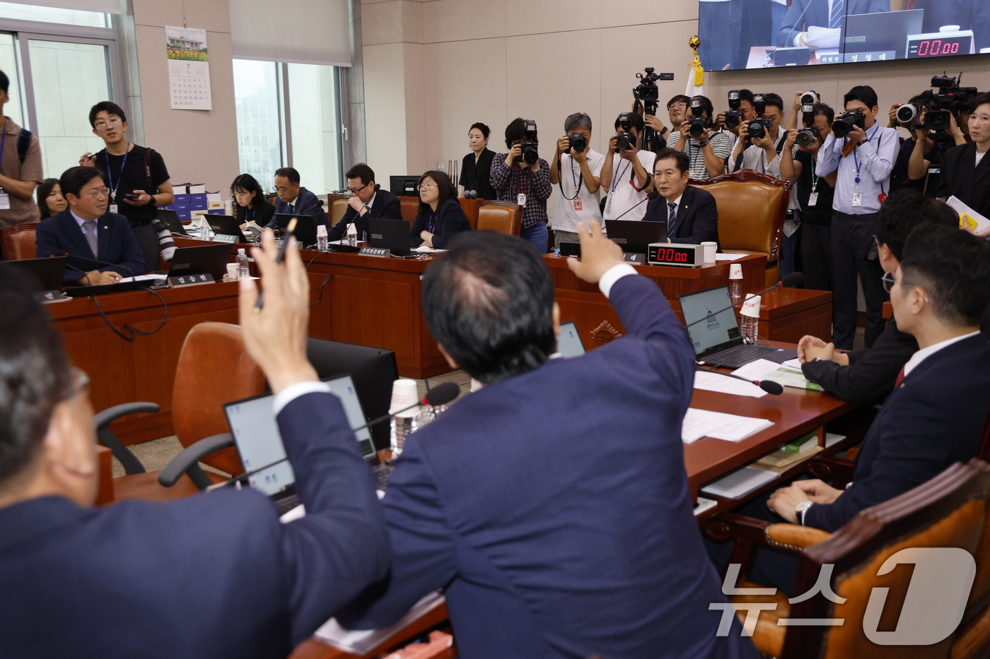 (서울=뉴스1) 안은나 기자 = 9일 오후 서울 여의도 국회에서 열린 법제사법위원회 전체회의에서 정청래 위원장이 송석준 국민의힘 의원 토론 발언을 중단시키자 항의하고 있다. 202 …