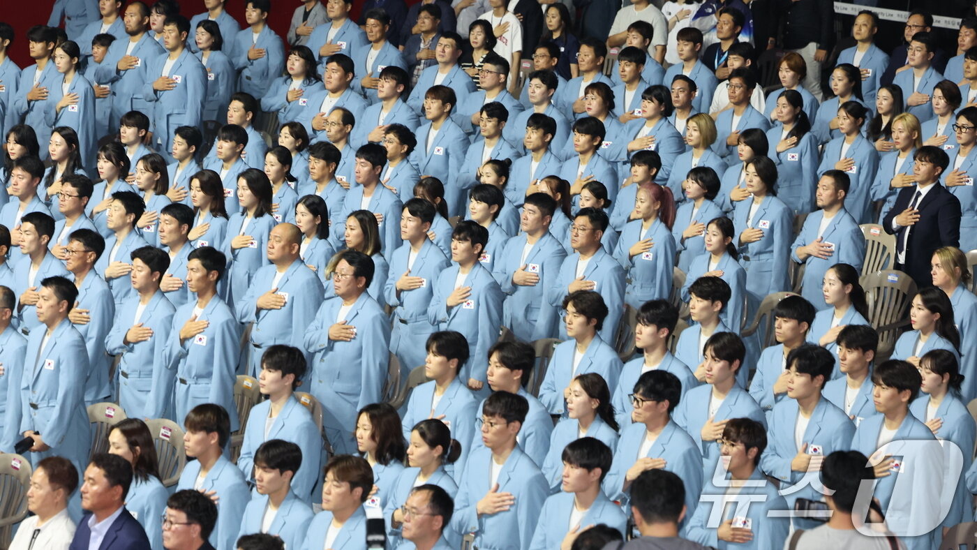본문 이미지 - 대한민국 파리올림픽 출전 선수단 등 참석자들이 9일 오후 서울 송파구 올림픽공원 올림픽홀에서 열린 2024 파리하계올림픽대회 결단식에서 국민의례를 하고 있다. 2024.7.9/뉴스1 ⓒ News1 이동해 기자