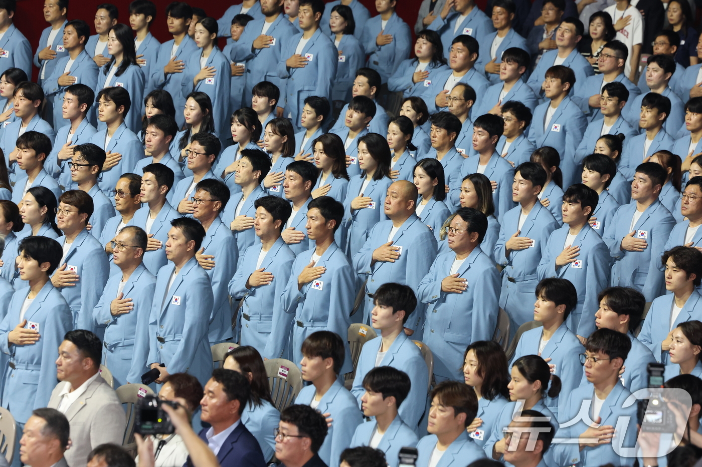 (서울=뉴스1) 이동해 기자 = 대한민국 파리올림픽 출전 선수단 등 참석자들이 9일 오후 서울 송파구 올림픽공원 올림픽홀에서 열린 2024 파리하계올림픽대회 결단식에서 국민의례를 …