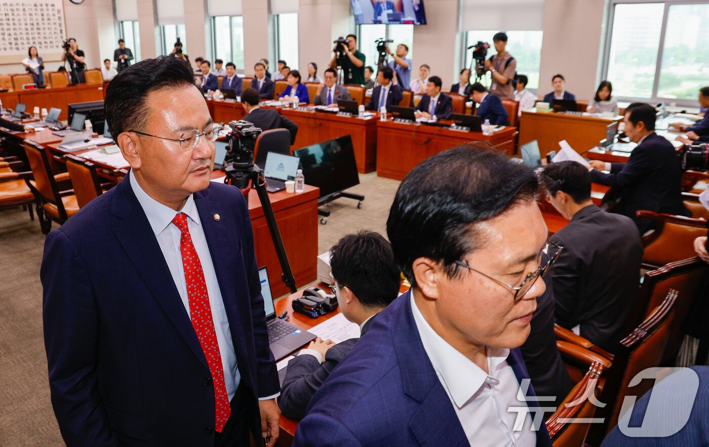 본문 이미지 - 9일 오후 서울 여의도 국회에서 열린 법제사법위원회 제416회국회&#40;임시회&#41; 1차 전체회의에서 정청래 위원장이 윤석열 대통령 탄핵소추안 즉각 발의 요청에 관한 청원 관련 청문회 실시계획서 채택의 건과 관련해 토론 종결을 선언하자 유상범, 송석준 등 국민의힘 의원들이 항의하며 퇴장하고 있다. 2024.7.9/뉴스1 ⓒ News1 안은나 기자