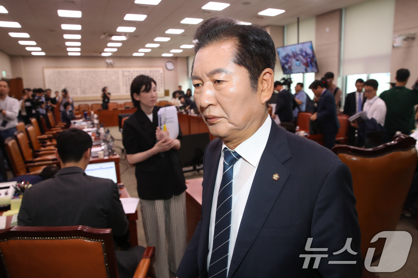 (서울=뉴스1) 이광호 기자 = 정청래 국회 법사위원장이 9일 오후 서울 여의도 국회에서 열린 법제사법위원회 전체회의를 마치고 회의장을 나서고 있다.2024.7.9/뉴스1