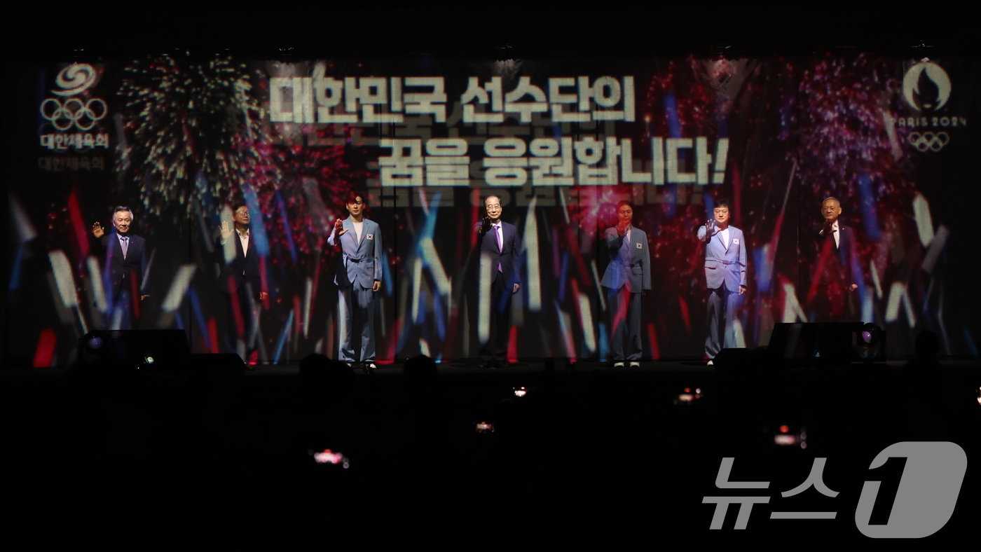 본문 이미지 - 한덕수 국무총리와 대한민국 파리올림픽 출전 선수단이 9일 오후 서울 송파구 올림픽공원 올림픽홀에서 열린 2024 파리하계올림픽대회 결단식에서 선전 기원 세리머니를 하고 있다. 2024.7.9/뉴스1 ⓒ News1 이동해 기자