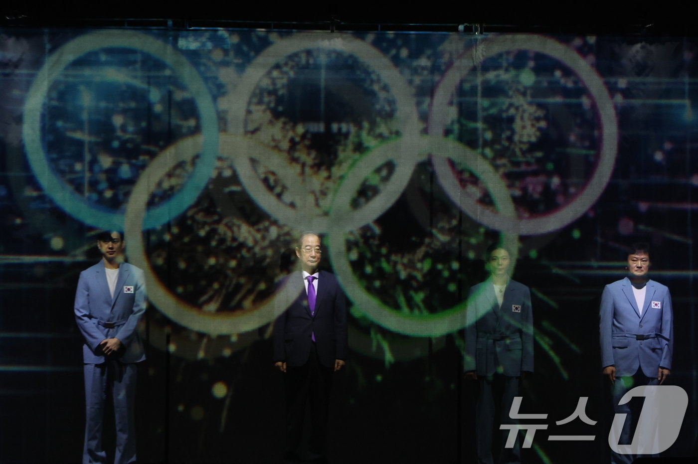 본문 이미지 - 한덕수 국무총리와 대한민국 파리올림픽 출전 선수단이 9일 오후 서울 송파구 올림픽공원 올림픽홀에서 열린 2024 파리하계올림픽대회 결단식에서 선전 기원 세리머니를 하고 있다. 2024.7.9/뉴스1 ⓒ News1 이동해 기자