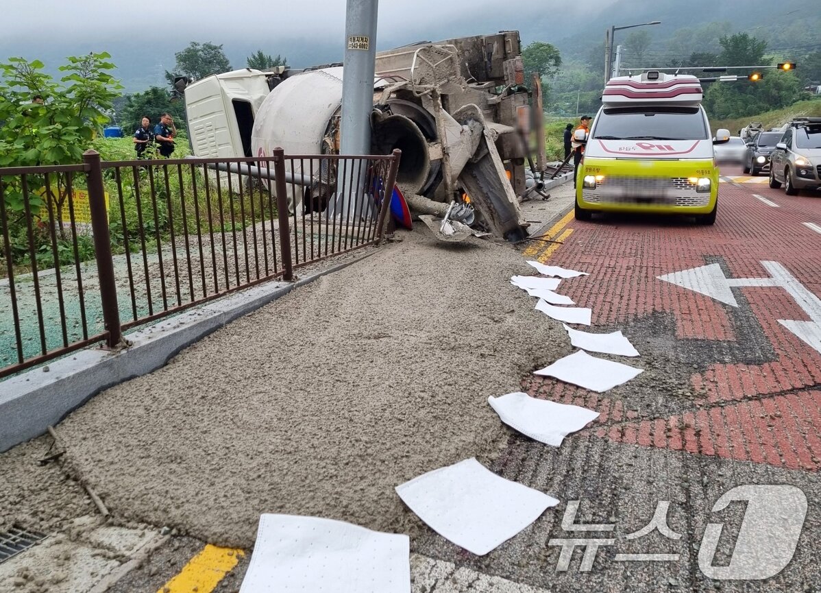 본문 이미지 - 지난해 7월9일 경남 창원시 진해구 경화동 경화IC에서 새마을 사거리 방향으로 달리던 레미콘 차량이 전도된 가운데 레미콘에 실려있던 시멘트가 도로에 쏟아져 있다. &#40;독자 제공&#41; 2024.7.9/뉴스1