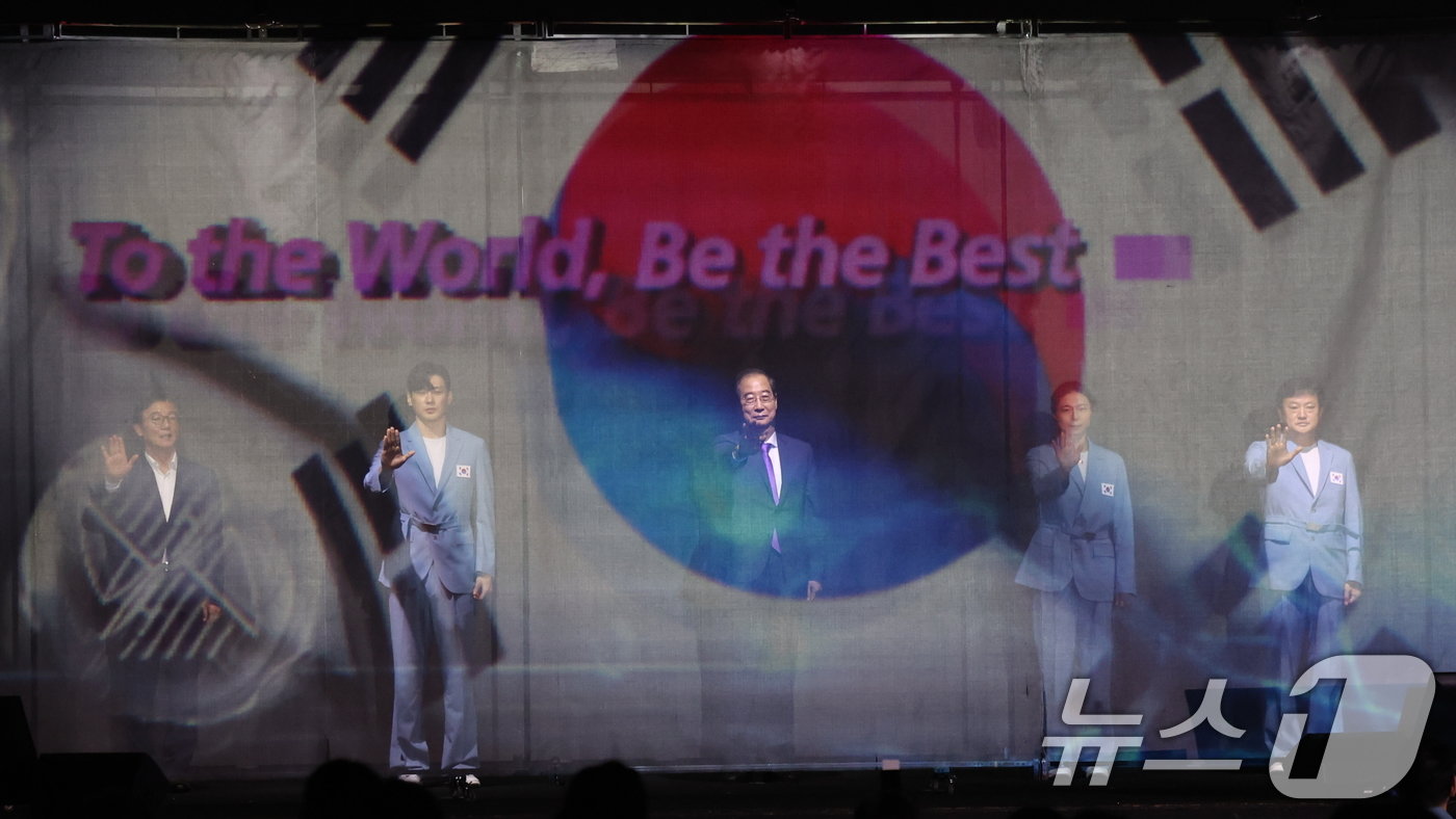 본문 이미지 - 한덕수 국무총리와 대한민국 파리올림픽 출전 선수단이 9일 오후 서울 송파구 올림픽공원 올림픽홀에서 열린 2024 파리하계올림픽대회 결단식에서 선전 기원 세리머니를 하고 있다. 2024.7.9/뉴스1 ⓒ News1 이동해 기자