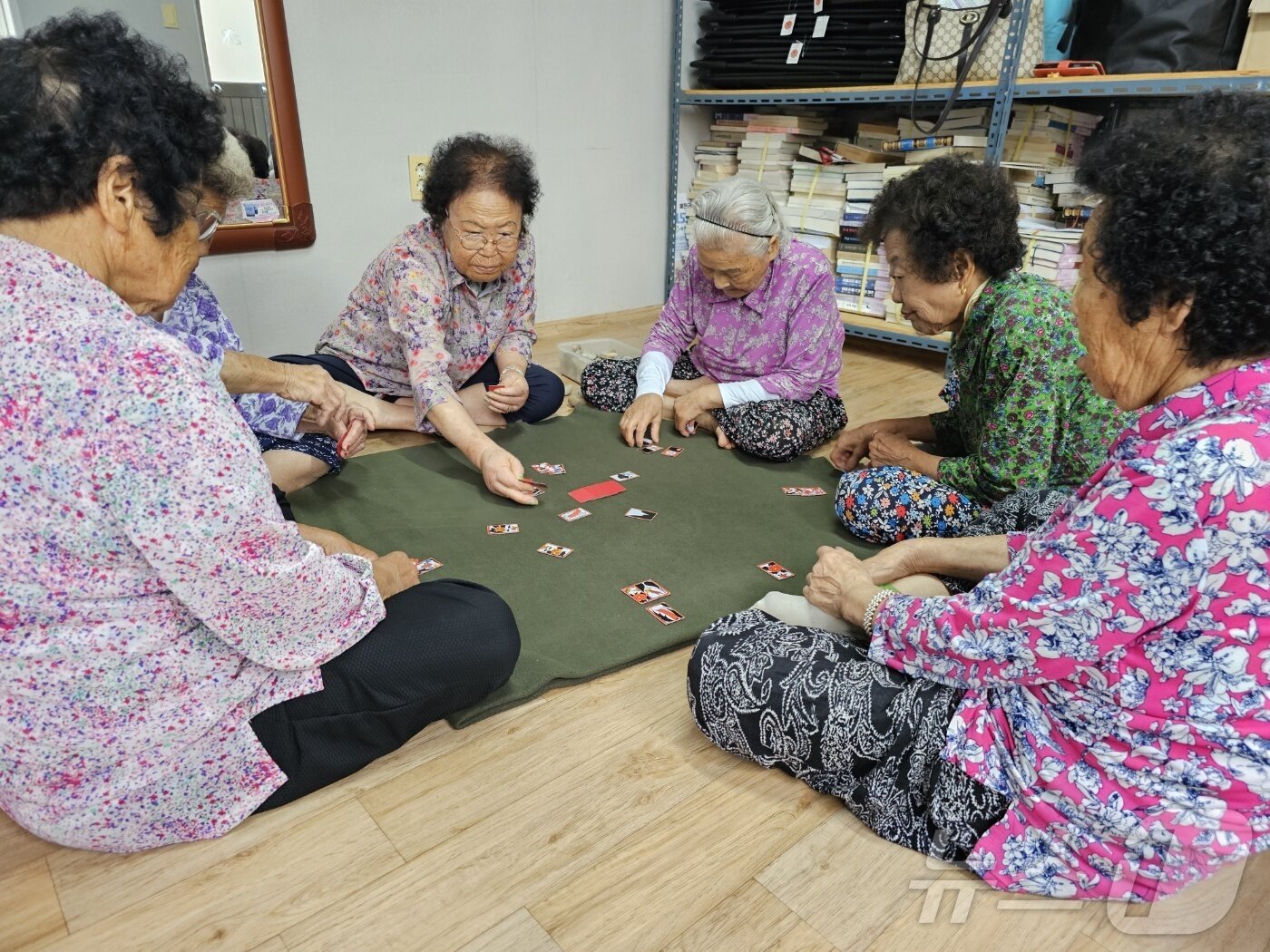본문 이미지 - 예천군 감천면 벌방리 마을 노인회관으로 대피한 마을 어르신들이 대피 해제를 기다리며 휴식을 취하고 있다2024.7.9/뉴스1 신성훈 기자