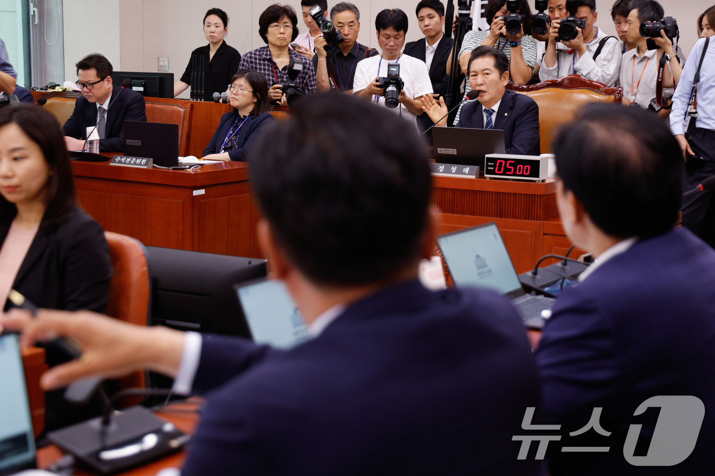 (서울=뉴스1) 안은나 기자 = 9일 오후 서울 여의도 국회에서 열린 법제사법위원회 전체회의에서 유상범 등 국민의힘 의원들이 정청래 위원장의 의사진행에 항의하고 있다. 2024.7 …