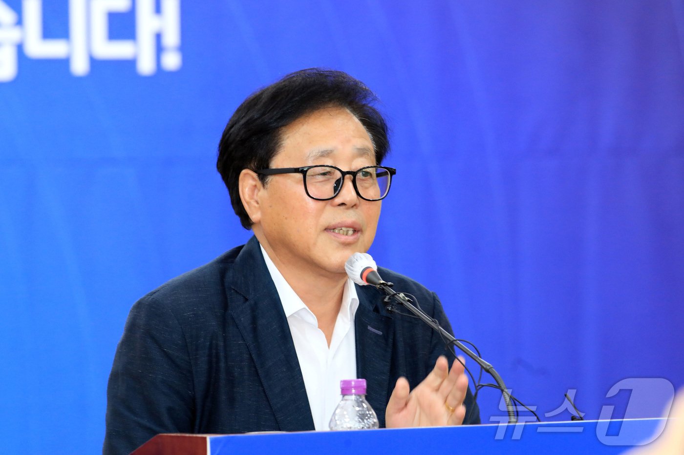 본문 이미지 - 최상기 인제군수가 9일 인제군청 대회의실에서 열린 ‘민선 7기·8기 출범 6주년 기념’ 기자간담회에서 발언하고 있다.(인제군 제공) 2024.7.9/뉴스1