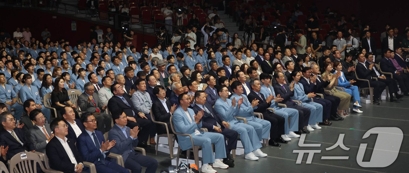 본문 이미지 - 한덕수 국무총리와 대한민국 파리올림픽 출전 선수단 등 참석자들이 9일 오후 서울 송파구 올림픽공원 올림픽홀에서 열린 2024 파리하계올림픽대회 결단식에서 손뼉치고 있다. (공동취재) 2024.7.9/뉴스1 ⓒ News1 이동해 기자