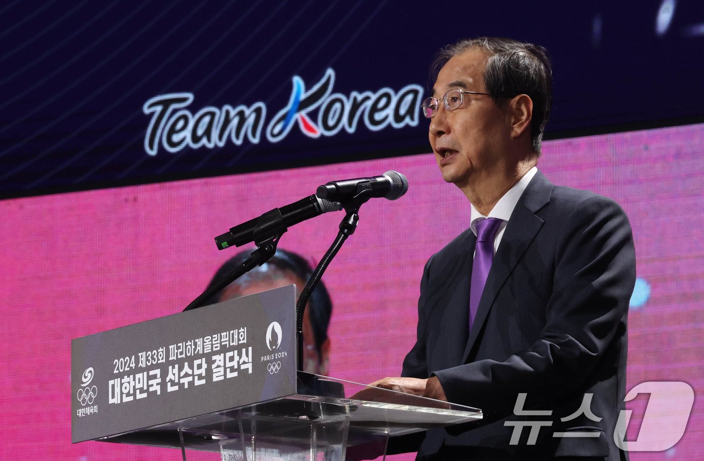 본문 이미지 - 한덕수 국무총리가 9일 서울 송파구 올림픽공원 올림픽홀에서 열린 2024 파리올림픽 선수단 결단식에서 격려사를 하고 있다. (공동취재) 2024.7.9/뉴스1 ⓒ News1 이동해 기자