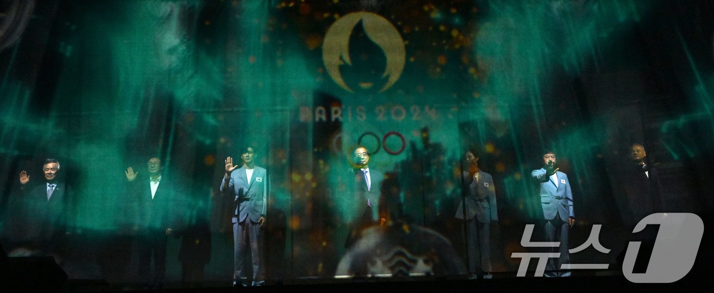 본문 이미지 - 9일 서울 송파구 올림픽공원 올림픽홀에서 열린 2024 파리올림픽 선수단 결단식에서 한덕수 국무총리, 유인촌 문화체육관광부 장관, 이기흥 대한체육회장 및 참가 선수단이 선전 기원 세리머니를 하고 있다. (공동취재) 2024.7.9/뉴스1 ⓒ News1 이동해 기자