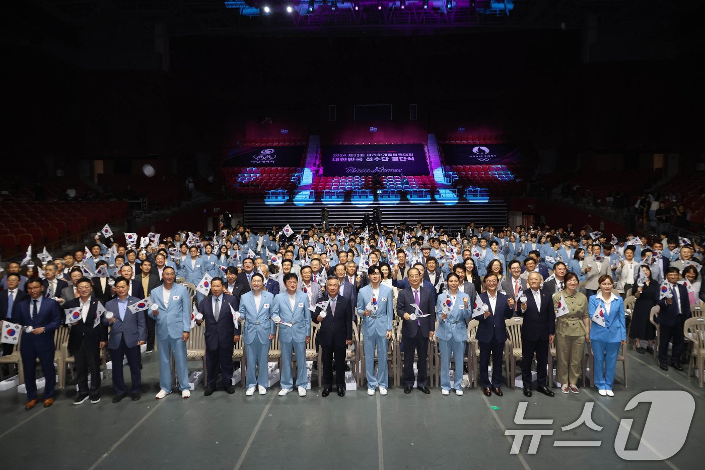 9일 서울 송파구 올림픽공원 올림픽홀에서 열린 2024 파리올림픽 선수단 결단식에서 한덕수 국무총리와 유인촌 문화체육관광부 장관, 이기흥 대한체육회장 및 참가 선수단이 기념 촬영하고 있다. &#40;공동취재&#41; 2024.7.9/뉴스1 ⓒ News1 이동해 기자