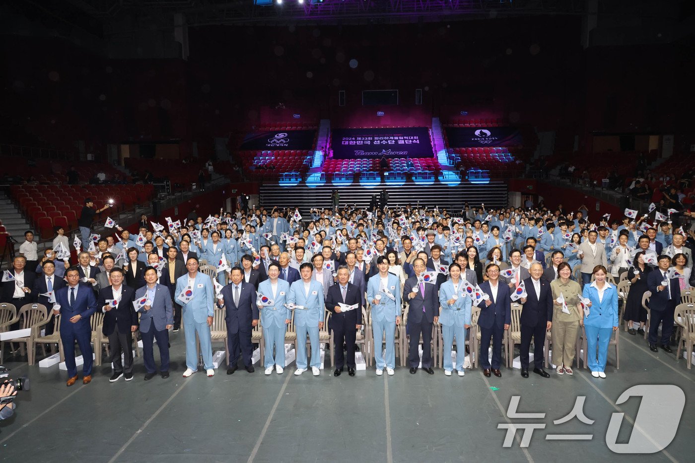 9일 서울 송파구 올림픽공원 올림픽홀에서 열린 2024 파리올림픽 선수단 결단식에서 한덕수 국무총리와 유인촌 문화체육관광부 장관, 이기흥 대한체육회장 및 참가 선수단이 기념 촬영하고 있다. &#40;공동취재&#41; 2024.7.9/뉴스1 ⓒ News1 이동해 기자