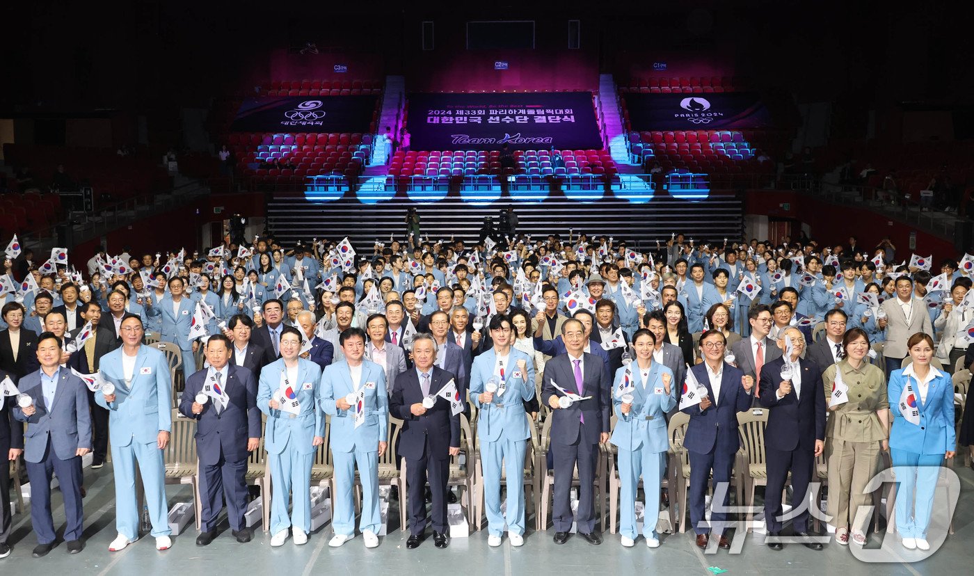본문 이미지 - 9일 서울 송파구 올림픽공원 올림픽홀에서 열린 2024 파리올림픽 선수단 결단식에서 한덕수 국무총리와 유인촌 문화체육관광부 장관, 이기흥 대한체육회장 및 참가 선수단이 기념 촬영하고 있다. (공동취재) 2024.7.9/뉴스1 ⓒ News1 이동해 기자