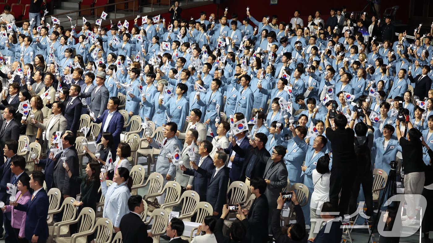 본문 이미지 - 대한민국 파리올림픽 출전 선수단 등 참석자들이 12일 오후 서울 송파구 올림픽공원 올림픽홀에서 열린 2024 파리하계올림픽대회 결단식에서 응원봉을 흔들고 있다. 2024.7.9/뉴스1 ⓒ News1 이동해 기자