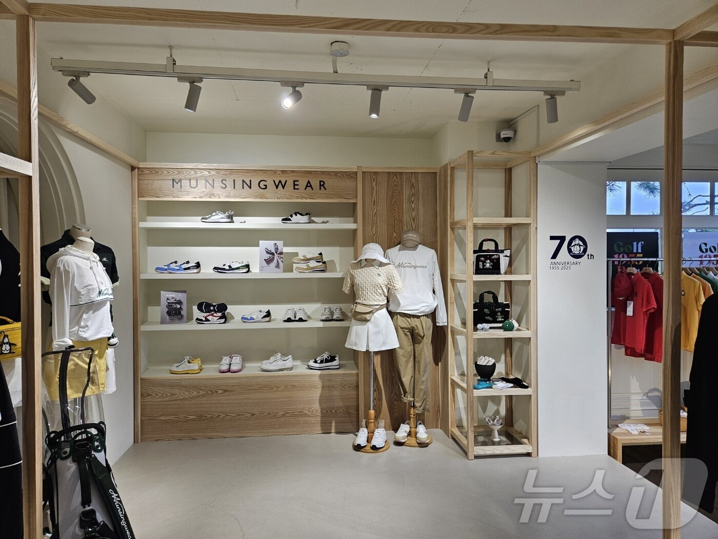 본문 이미지 - 9일 서울 이태원 로그먼트 빌라트에 조성된 먼싱웨어 컨벤션. 먼싱웨어는 이 자리에서 '2025년도 봄여름 컬렉션'을 공개하며 새로운 도약을 선포했다.ⓒ 뉴스1/김진희 기자.