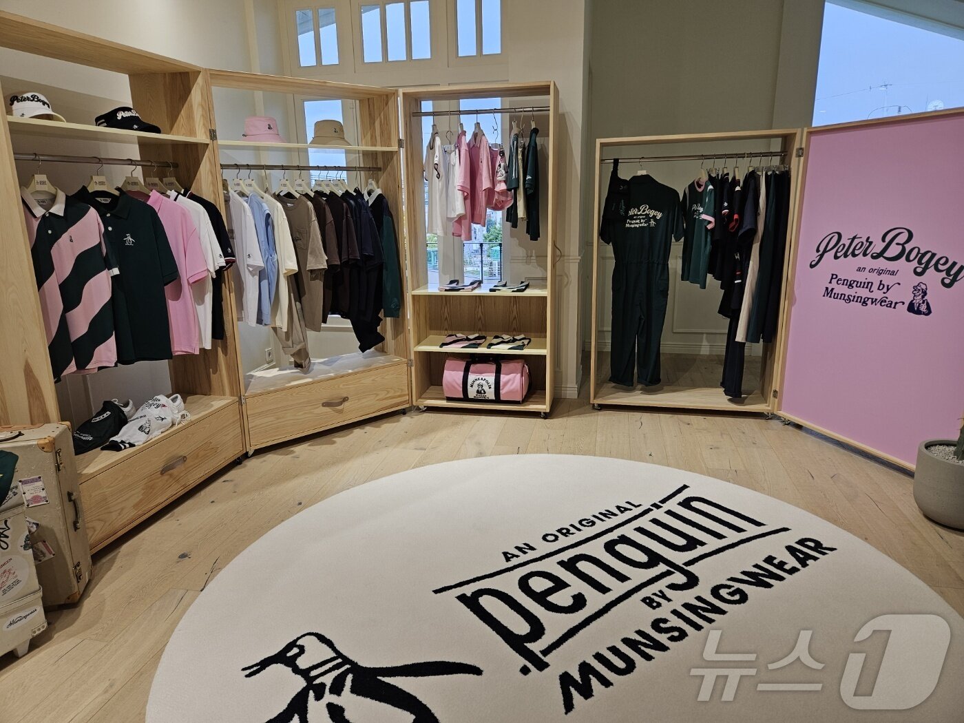 본문 이미지 - 9일 서울 이태원 로그먼트 빌라트에 조성된 먼싱웨어 컨벤션. 먼싱웨어는 이 자리에서 '2025년도 봄여름 컬렉션'을 공개하며 새로운 도약을 선포했다.ⓒ 뉴스1/김진희 기자.