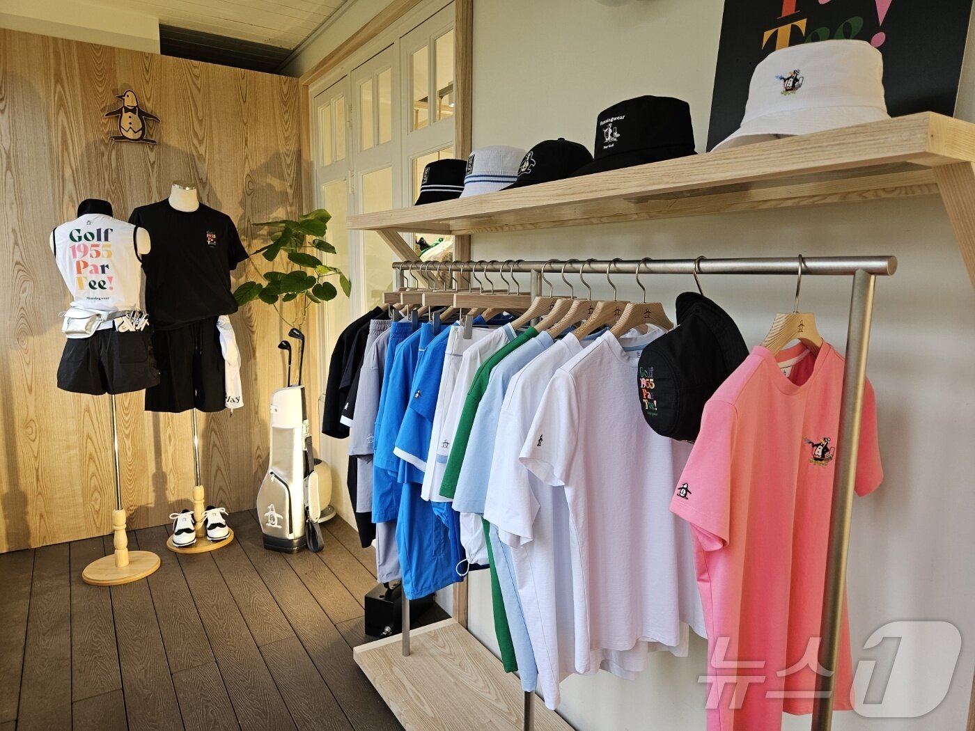 본문 이미지 - 9일 서울 이태원 로그먼트 빌라트에 조성된 먼싱웨어 컨벤션. 먼싱웨어는 이 자리에서 '2025년도 봄여름 컬렉션'을 공개하며 새로운 도약을 선포했다.ⓒ 뉴스1/김진희 기자.