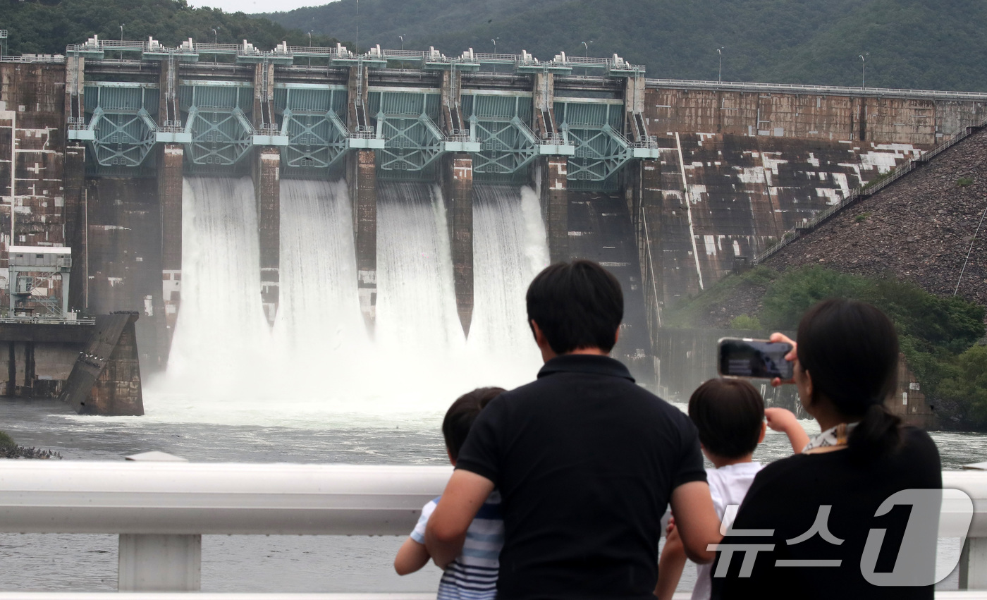 (대전=뉴스1) 김기태 기자 = 9일 오후 대청댐이 수문을 개방하고 있다. 한국수자원공사는 이날 오후 2시 초당 700톤을 방류했으며 하천수위 상황에 따라 최대 1300톤 이내에서 …