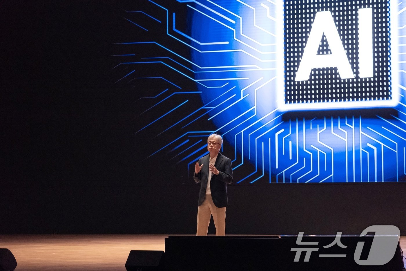 본문 이미지 - 삼성전자 파운드리 사업부장 최시영 사장이 9일 서울 강남구 삼성동 코엑스에서 열린 '삼성 파운드리 포럼 2024(Samsung Foundry Forum 2024)'에서 기조연설을 하고 있다. (삼성전자 제공) 2024.7.9/뉴스1