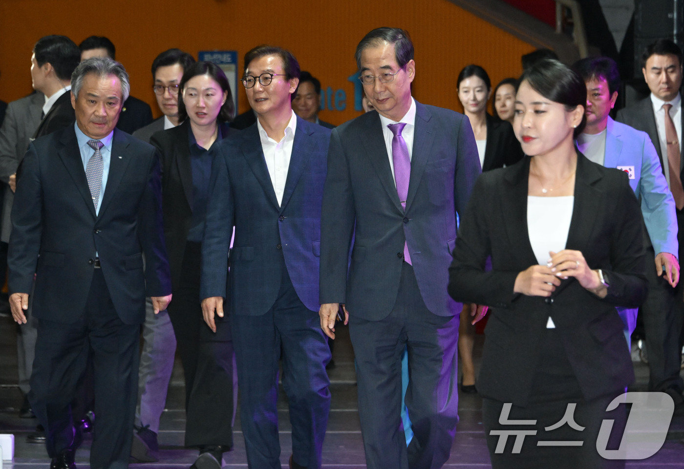 (서울=뉴스1) 이동해 기자 = 한덕수 국무총리가 9일 서울 송파구 올림픽공원 올림픽홀에서 열린 파리올림픽 선수단 결단식에서 입장하고 있다. (공동취재) 2024.7.9/뉴스1