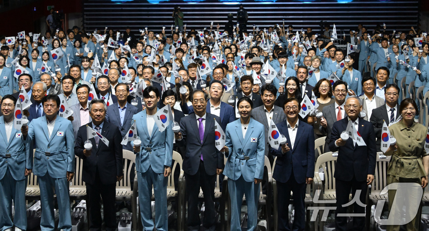 (서울=뉴스1) 이동해 기자 = 한덕수 총리를 비롯한 주요 내빈 및 선수단 대표가 9일 서울 송파구 올림픽공원 올림픽홀에서 열린 파리올림픽 선수단 결단식에서 기념촬영을 하고 있다. …